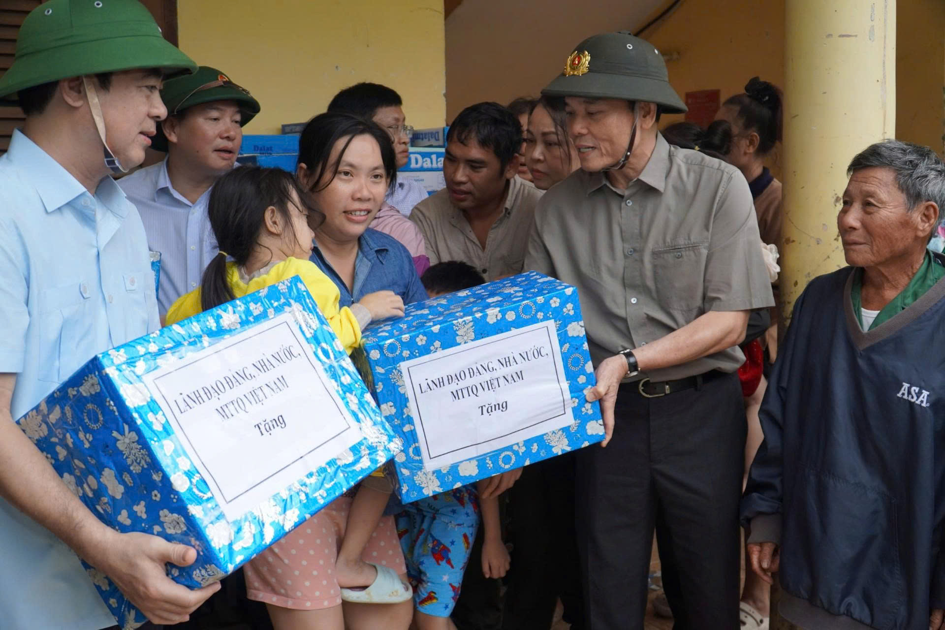 Cứu trợ khẩn cấp, không để ai đói, rét - Ảnh 1.