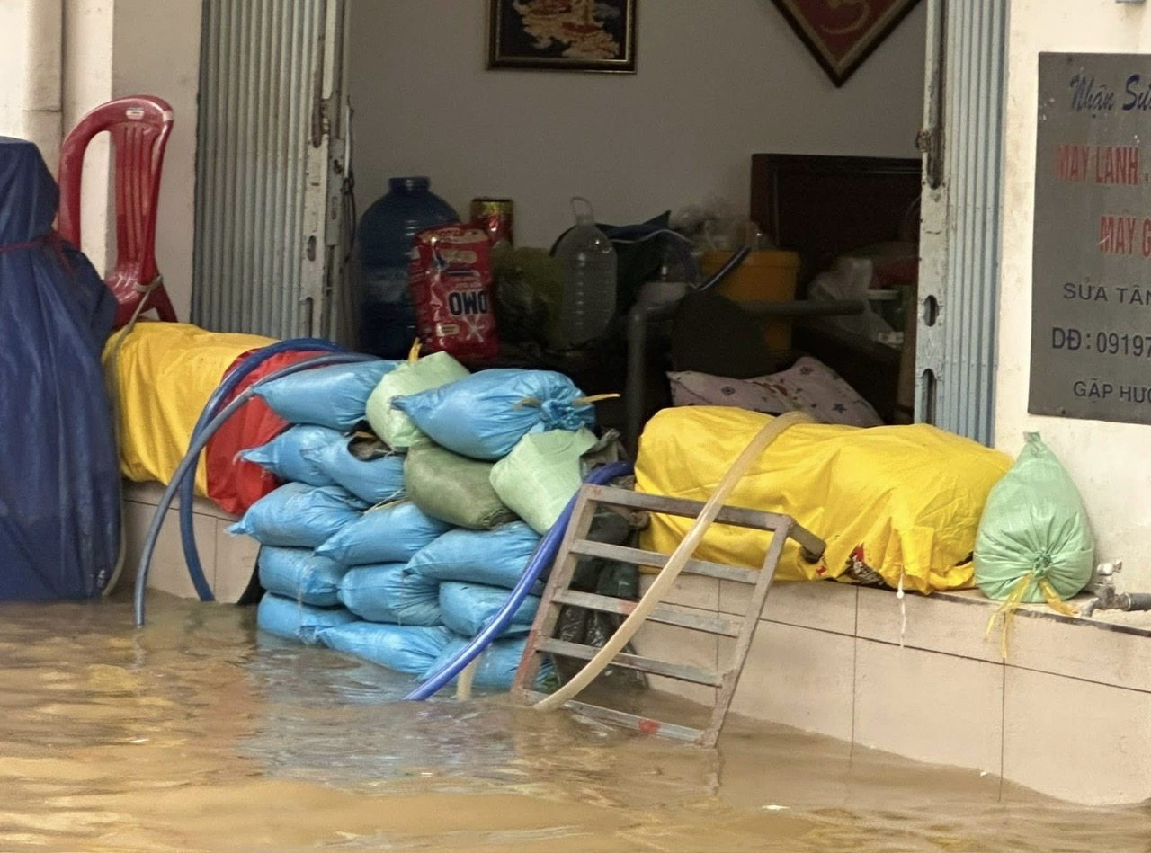 ĐBSCL triều cường vượt báo động 3 nửa mét, còn kéo dài đến bao giờ? - Ảnh 1.