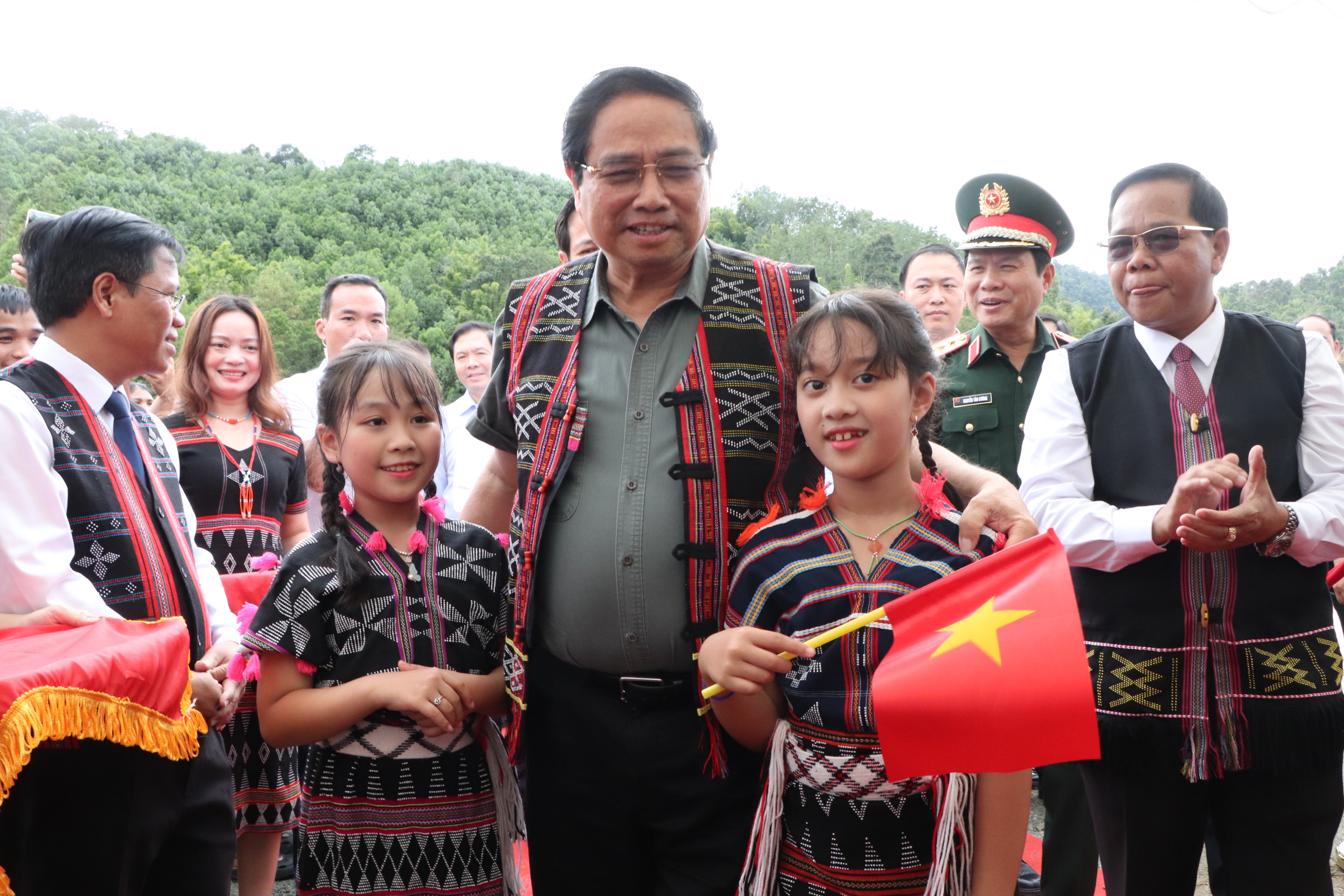 DỰNG TRƯỜNG, XÂY ĐIỂM TỰA BIÊN CƯƠNG (*): Xóa mờ khoảng cách - Ảnh 1.