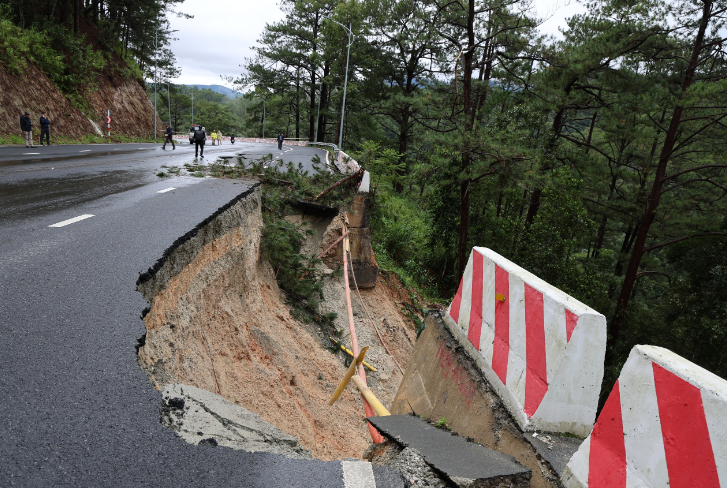 Sạt lở Đà Lạt: Tình hình giao thông và giải pháp an toàn cho phố ngàn hoa - Ảnh 1.