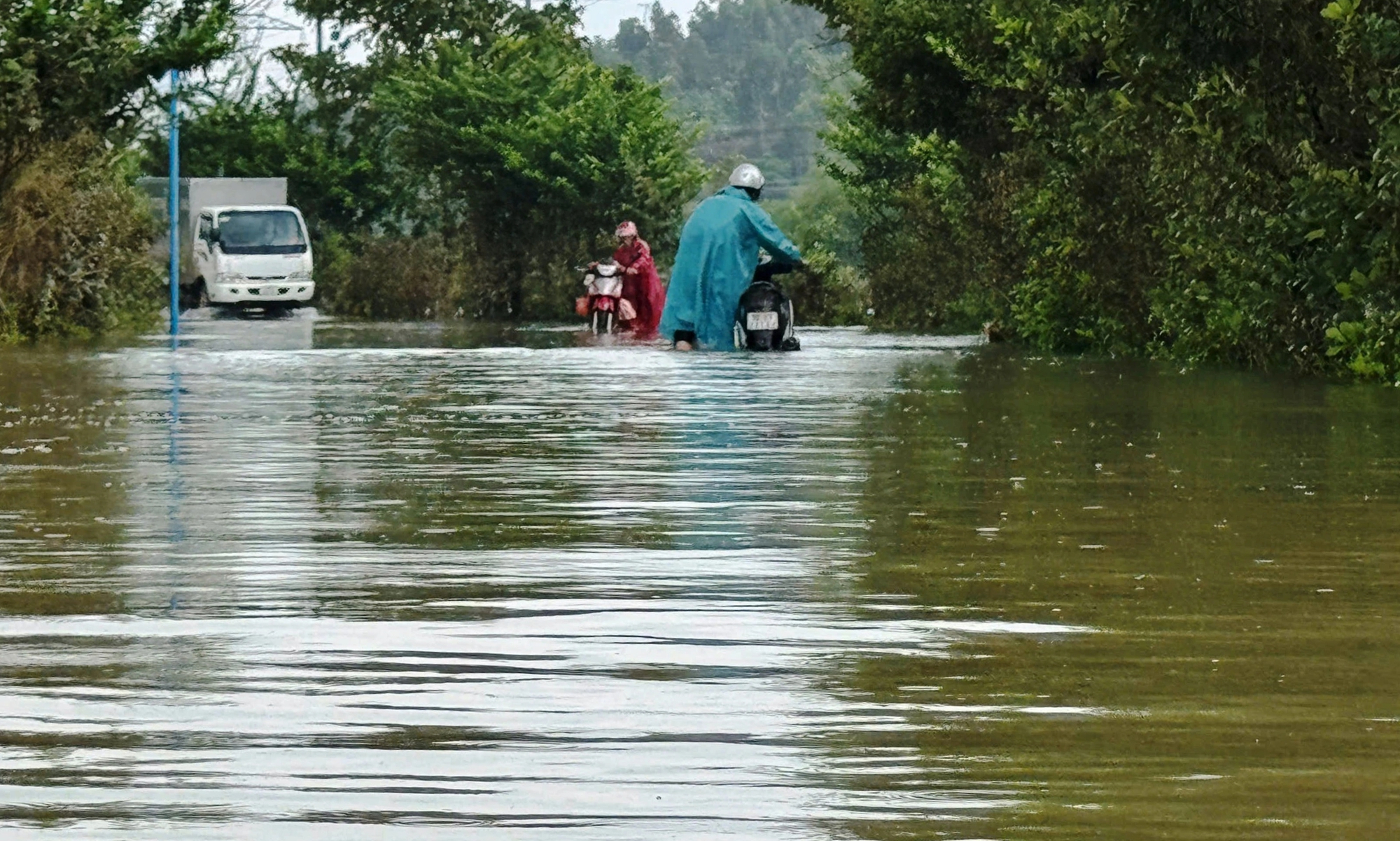 Đà Nẵng, Quảng Ngãi ứng phó nguy cơ lũ chồng lũ - Ảnh 1.