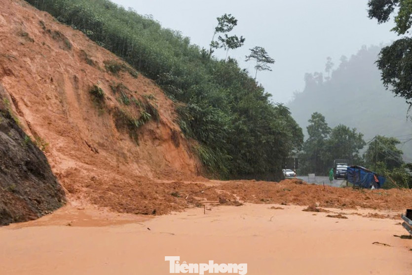 Đà Nẵng mưa to, hàng trăm hộ dân sơ tán, ca nô được 'ship khẩn' đi cứu ngập- Ảnh 1.