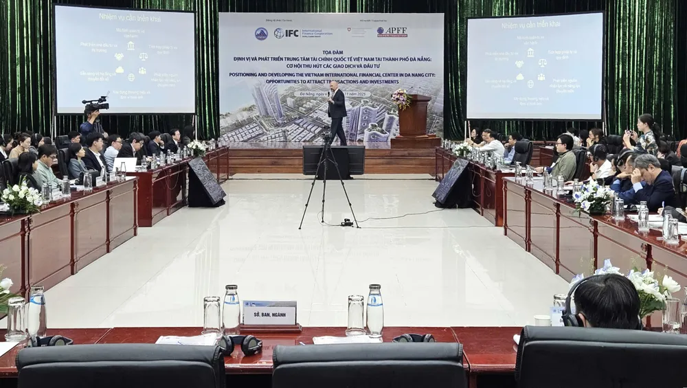 Tọa đàm “Định vị và phát triển Trung tâm tài chính quốc tế tại TP Đà Nẵng: Cơ hội thu hút các giao dịch và đầu tư”, diễn ra trong hai ngày 6 và 7-11. Ảnh: TẤN VIỆT trung-tam-tai-chinh-1.jpg