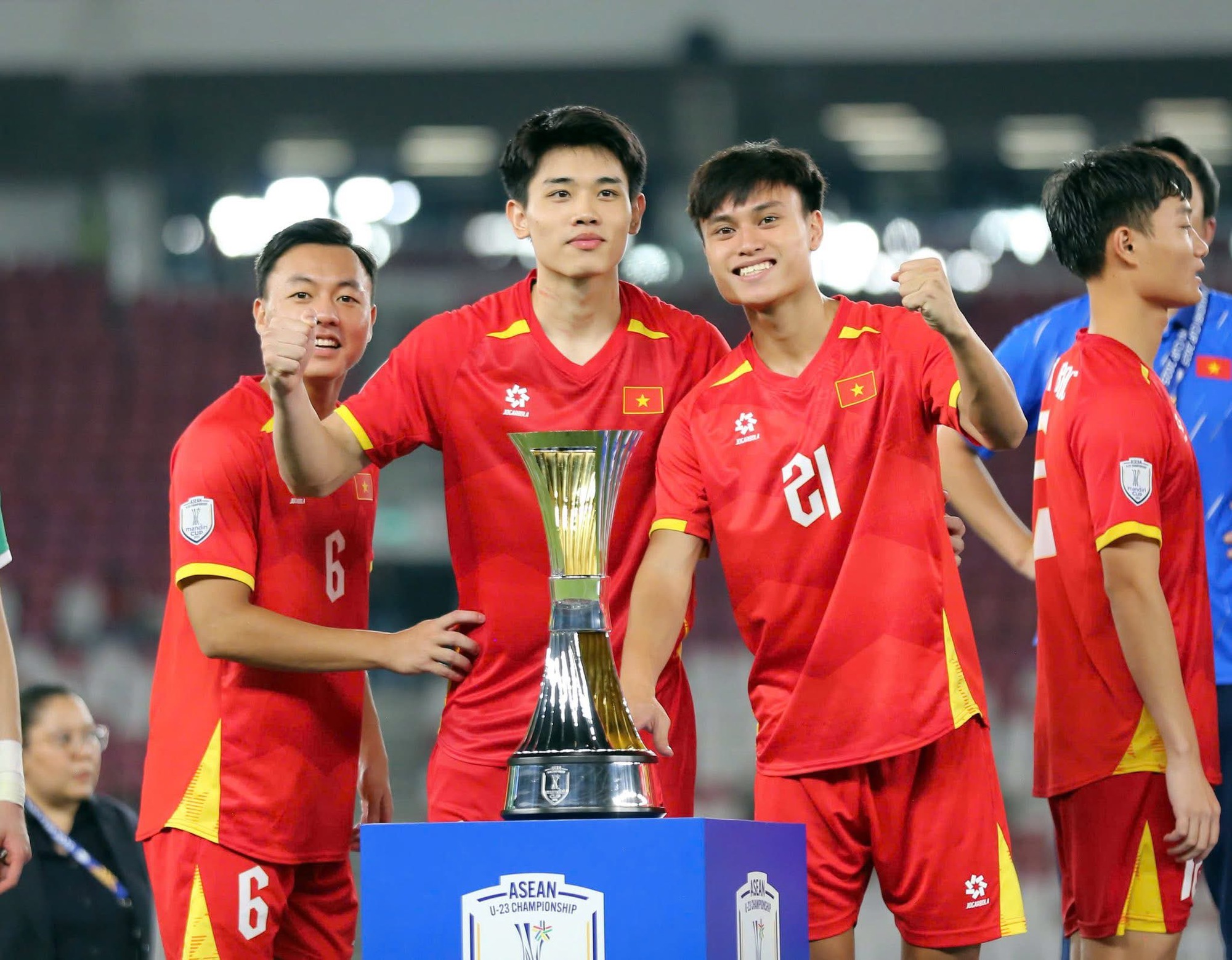 Đã rõ lý lo thầy Kim không ‘bỏ rơi’ nhân tố sát thủ này, U.23 Việt Nam rất cần anh!
- Ảnh 2.