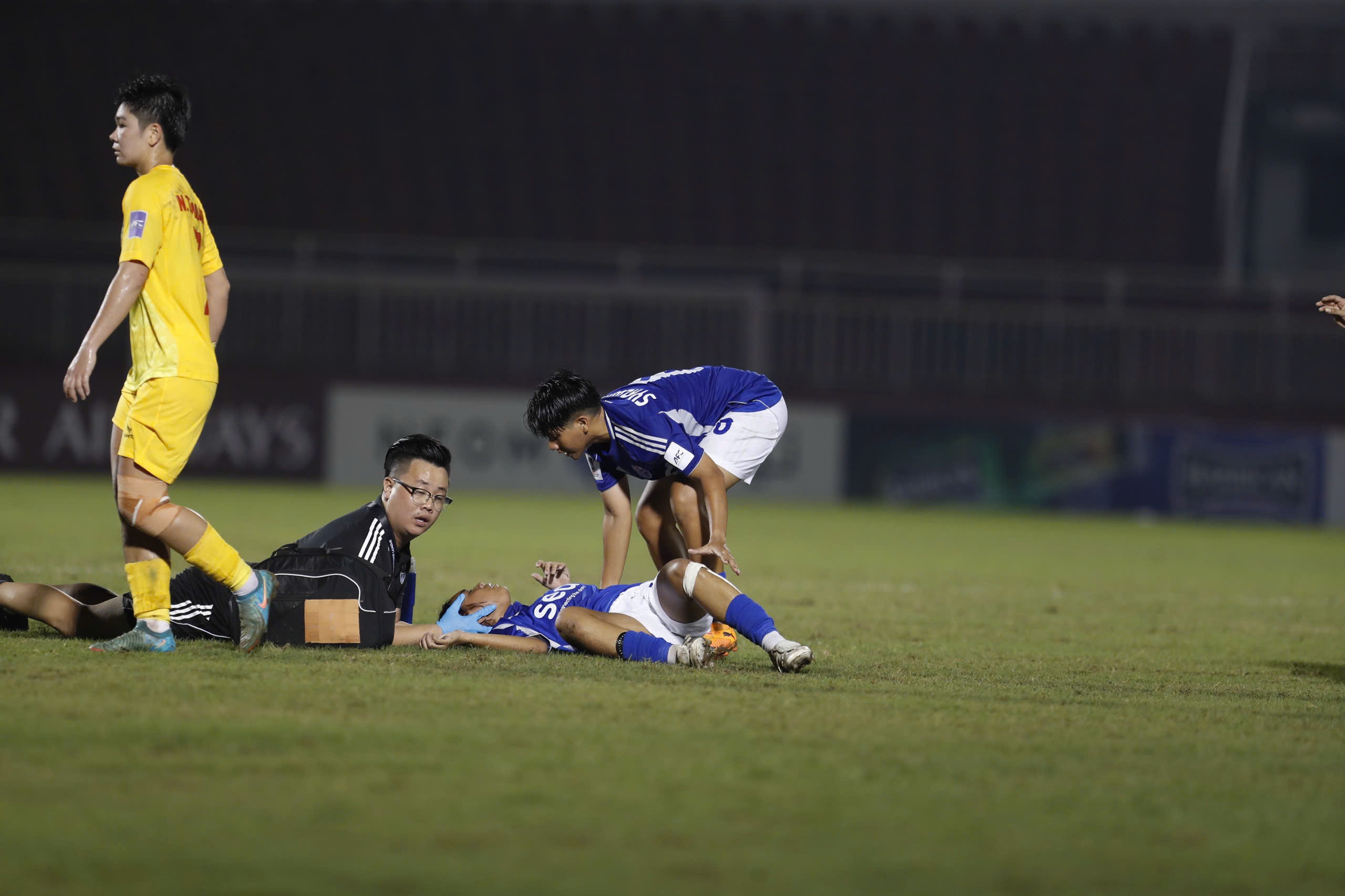 Cầu thủ Singapore bất tỉnh trong trận gặp CLB nữ TP.HCM: Đã tỉnh táo, không nguy hiểm tính mạng- Ảnh 1.
