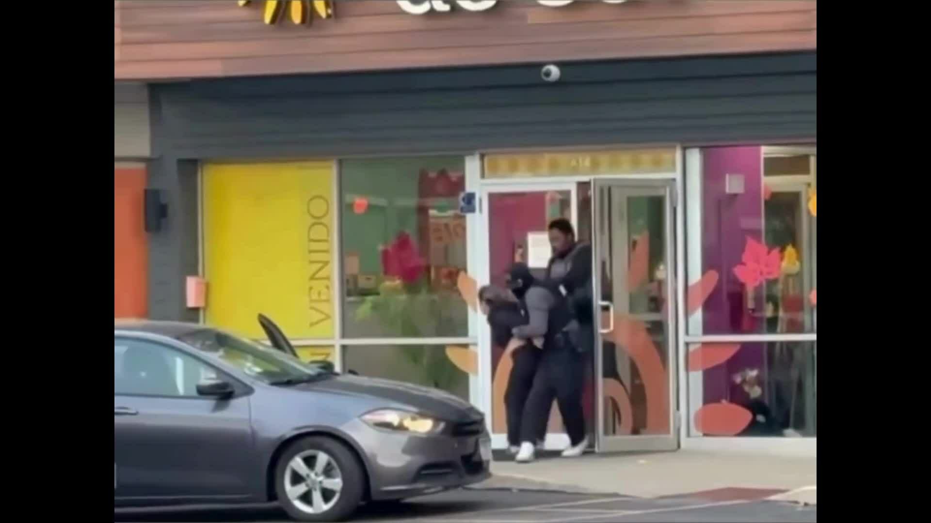 Giáo viên mầm non Chicago bị đặc vụ nhập cư bắt khi đến trường