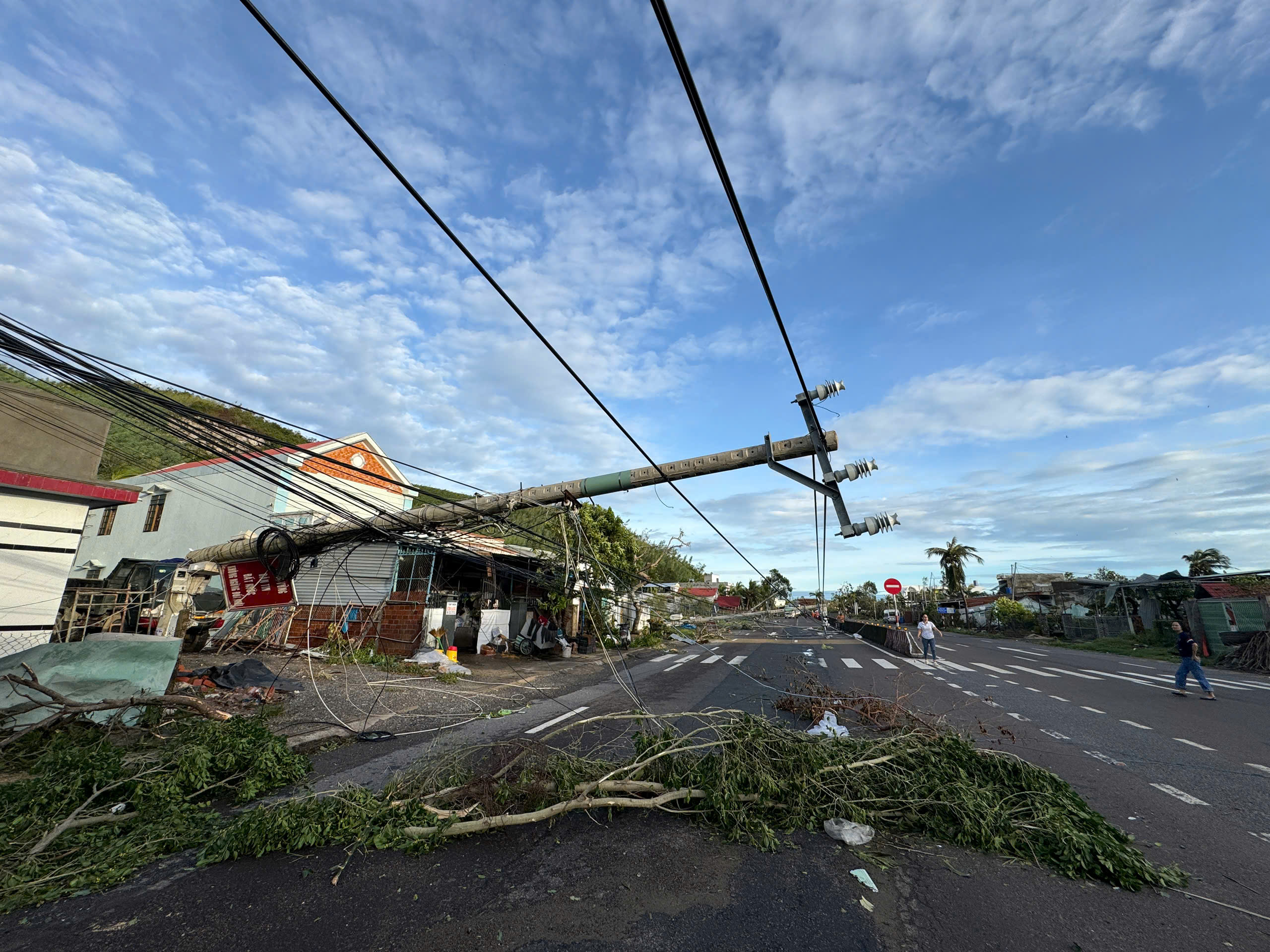 Cố gượng dậy sau thiệt hại nặng nề do bão Kalmaegi- Ảnh 6.