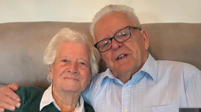 Ông Smith và bà Johnson kết hôn sau 15 năm bên nhau. Ảnh: Luke Deal/BBC