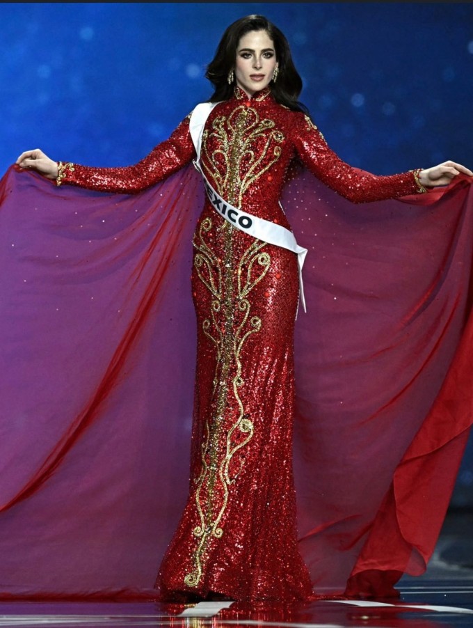 Trang phục ôm sát với phom đuôi cá nhẹ của Fátima Bosch khiến nhiều khán giả Việt liên tưởng đến áo dài.