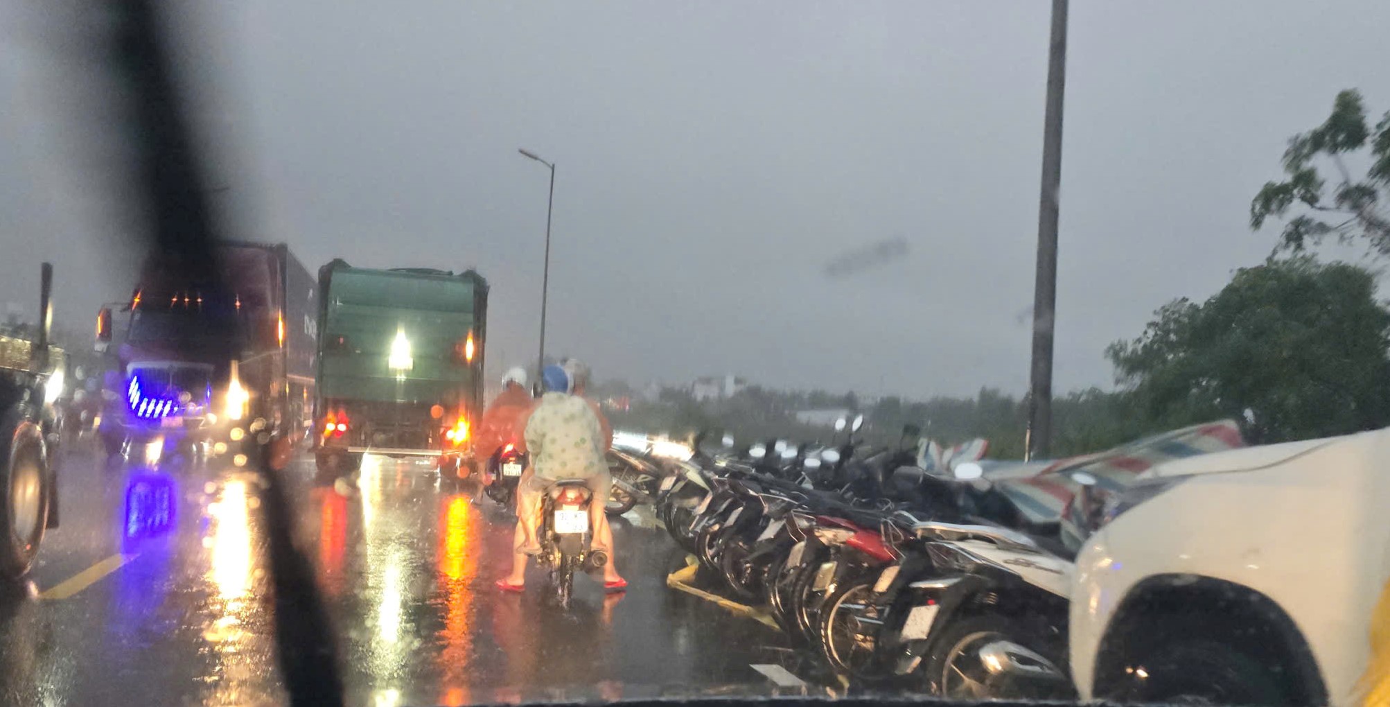 Dân Đà Nẵng đưa ô tô tránh lụt giữa cơn mưa lớn rạng sáng - Ảnh 1.