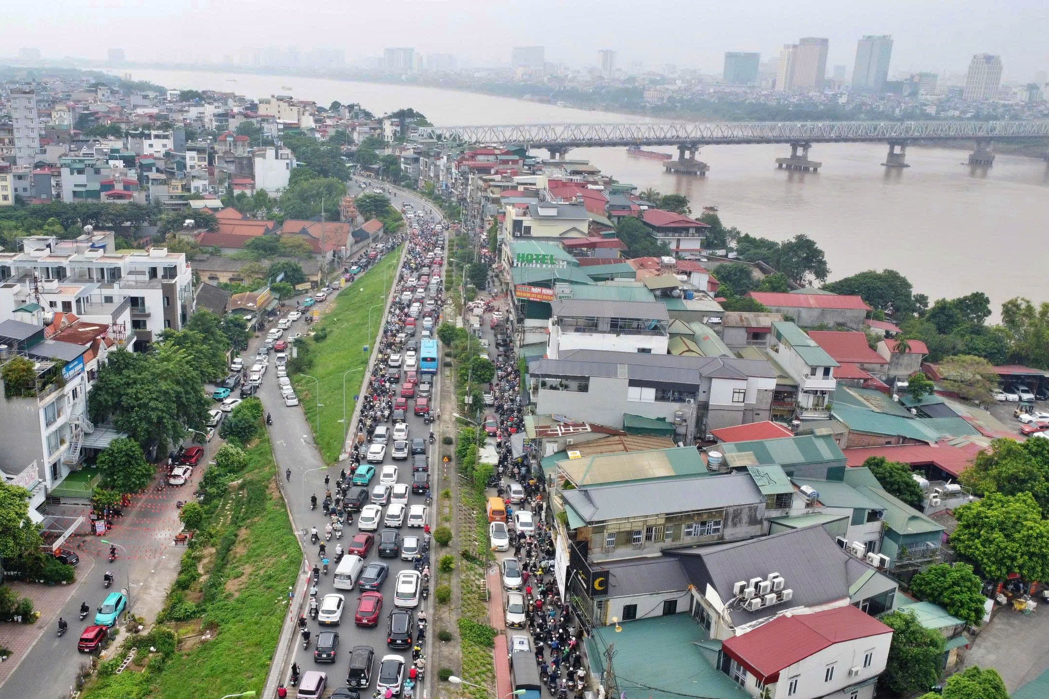 Dân bị 'đánh úp' khi sửa cầu Long Biên, giao thông hỗn loạn - Ảnh 1.