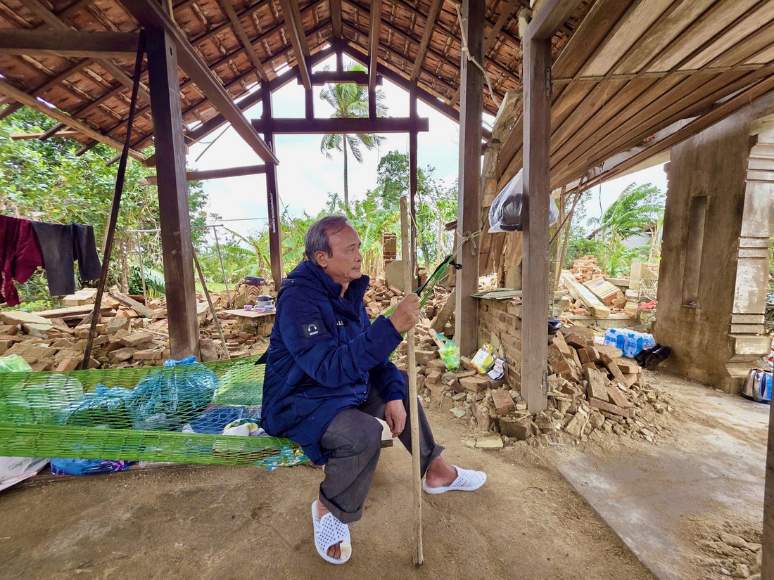 Dân rốn lũ Hòa Thịnh nhà mới sập đang lo sửa giờ lo bão tới - Ảnh 1.