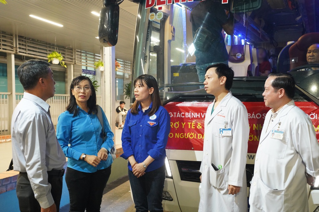 Dân vùng lũ miền Trung mặc quần áo ướt lội nước đi khám bệnh - 2