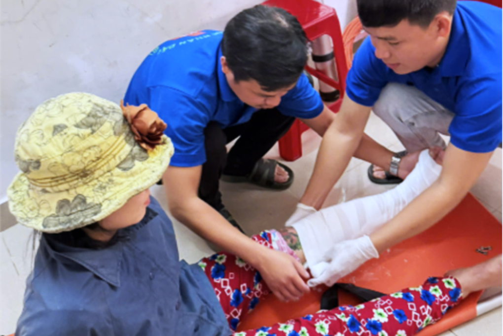 Dân vùng lũ miền Trung mặc quần áo ướt lội nước đi khám bệnh - 1