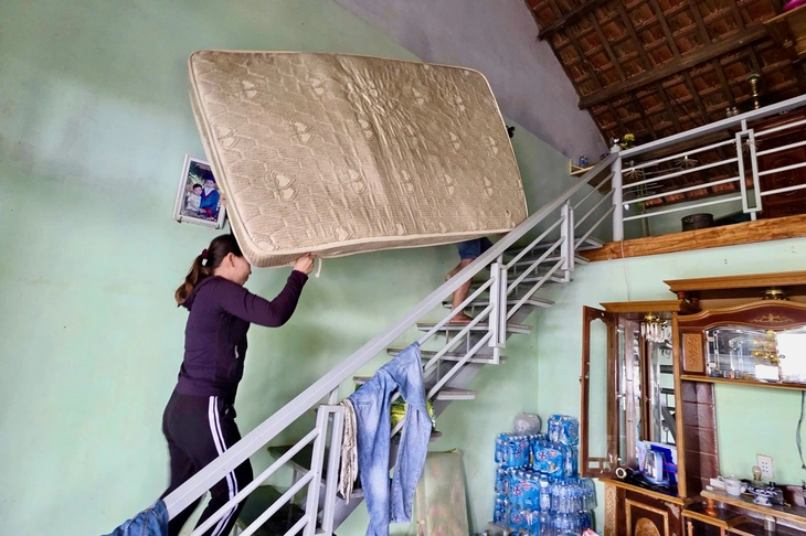 Dân vùng lũ vừa sửa nhà, vừa lo bão số 15 - Ảnh 1. phú yên - Ảnh 1.