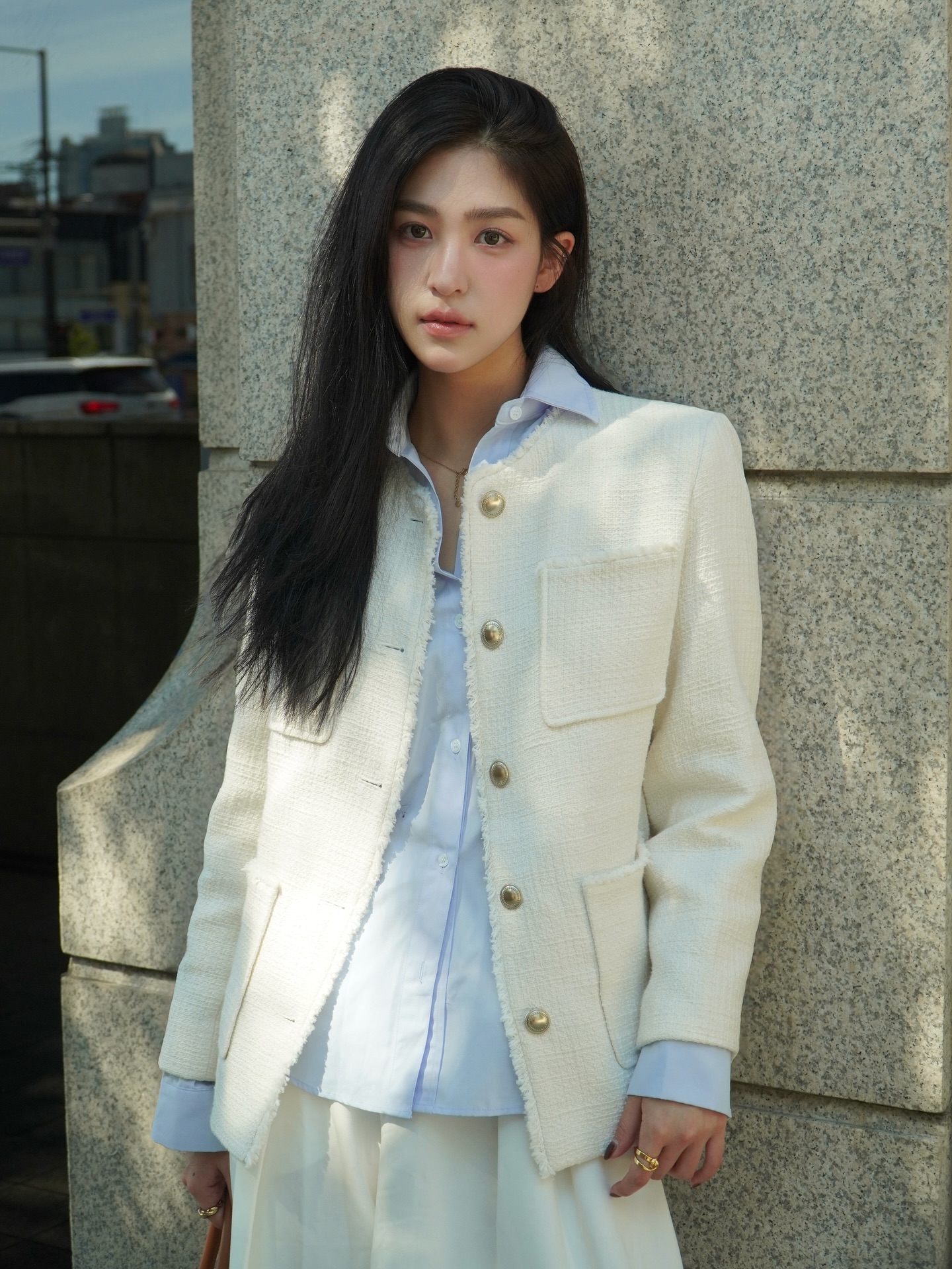 Dang hot hon ca trang phuc mau den chinh la