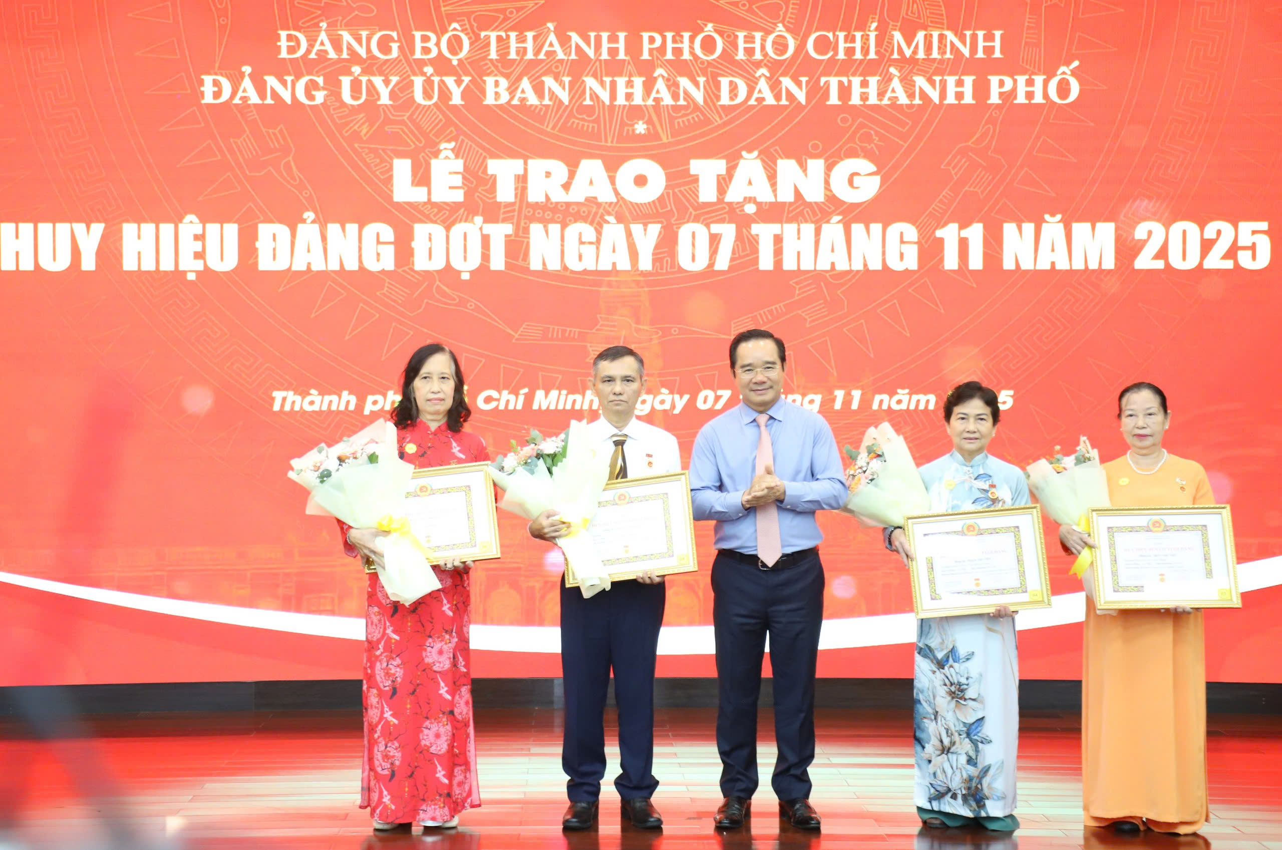 Đảng ủy UBND TP HCM trao Huy hiệu Đảng cho 32 đảng viên - Ảnh 1.