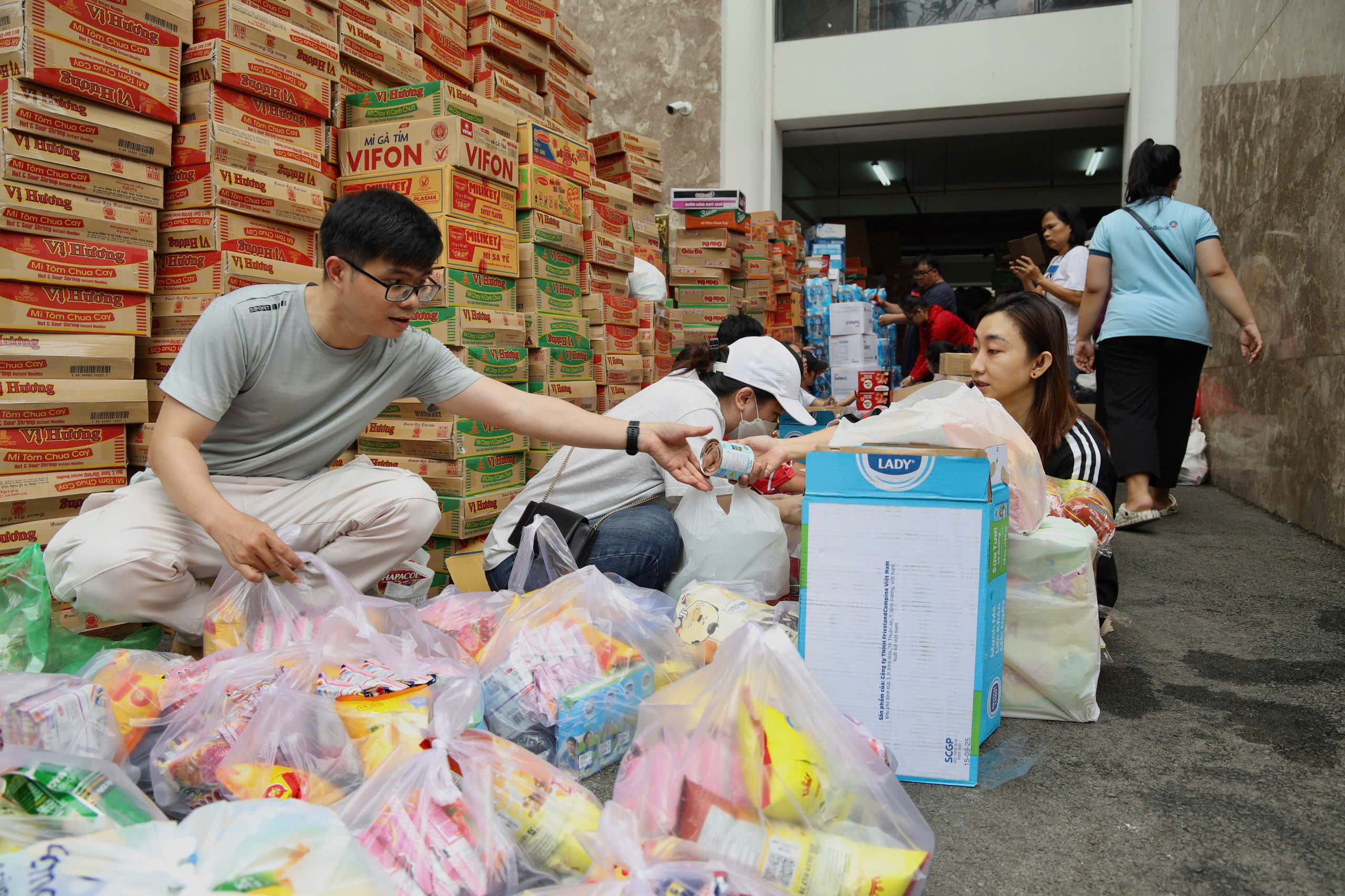 Danh sách địa điểm tiếp nhận hàng cứu trợ của TPHCM 1 Danh sách địa điểm tiếp nhận hàng cứu trợ của TPHCM - Ảnh 1.