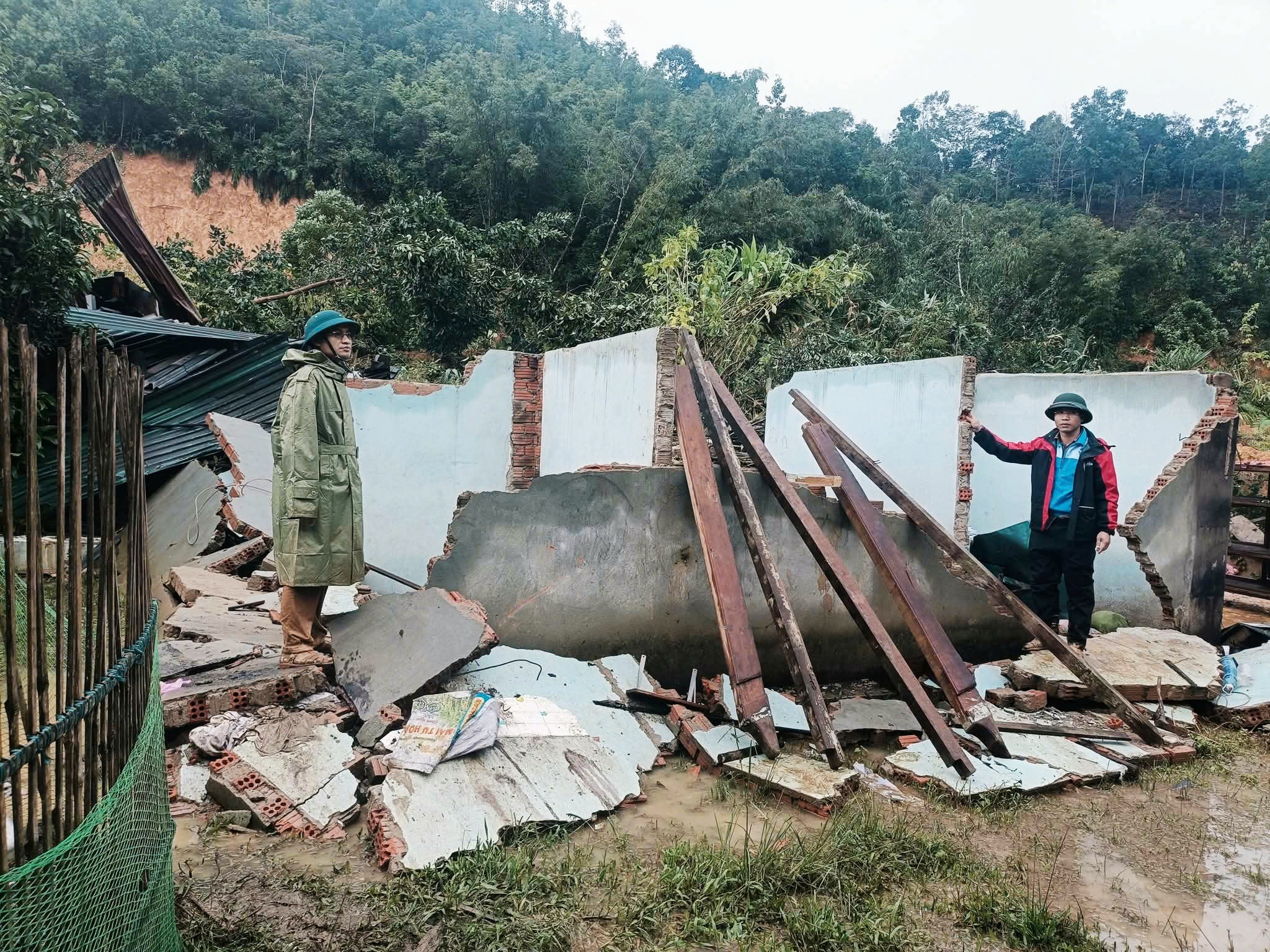 TP.Đà Nẵng: 'Đất đã no nước, chỉ cần trận mưa lớn là sạt lở tan hoang'- Ảnh 1.