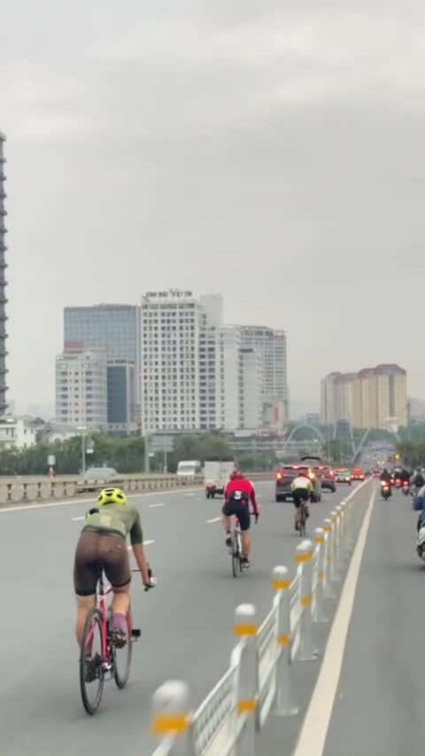 Bị chặn xe dọa nạt khi quay nhóm đạp xe sai làn