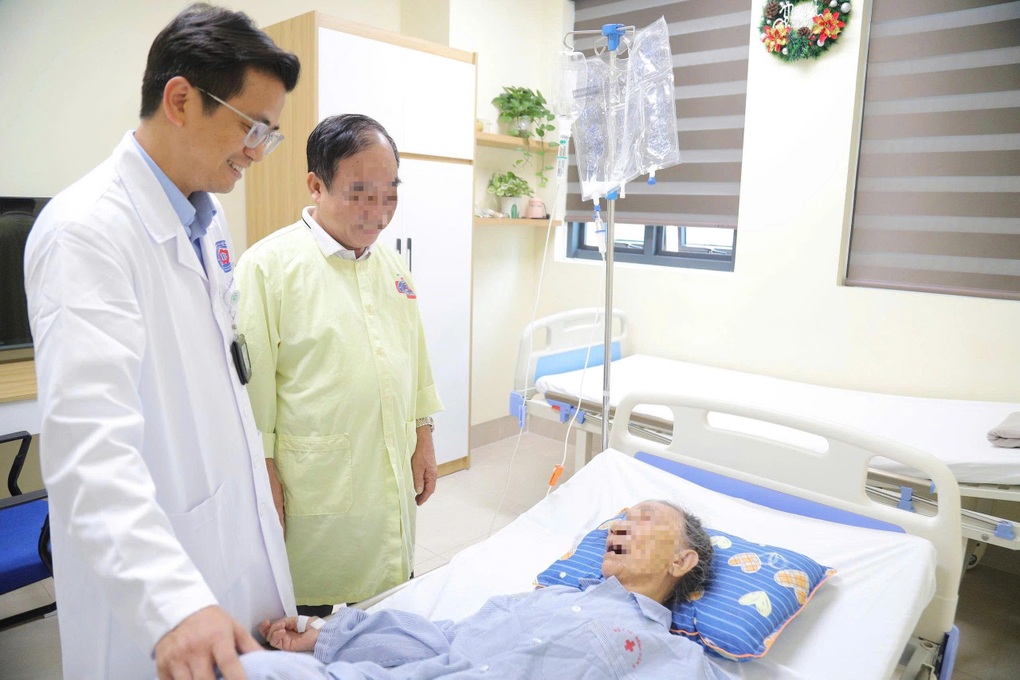 Đau âm ỉ vùng thượng vị, cụ bà 96 tuổi phát hiện ung thư dạ dày - 1