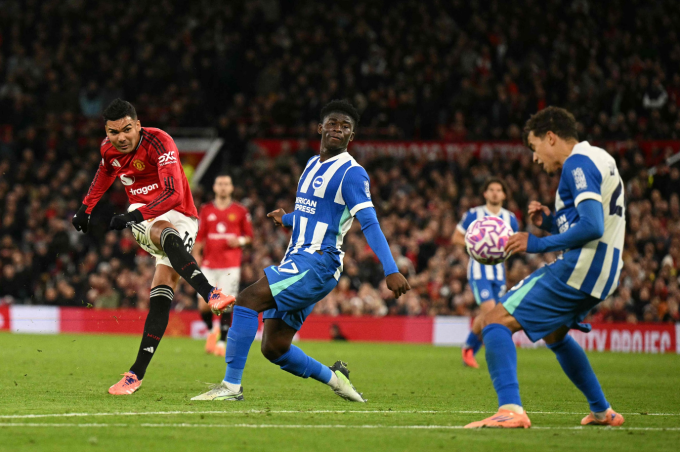 Casemiro (áo đỏ) góp một bàn và một kiến tạo giúp Man Utd thắng Brighton 4-2 trên sân Old Trafford, thành phố Manchester, Vương quốc Anh, vòng 9 Ngoại hạng Anh tối 25/10/2025. Ảnh: CGTN Sports