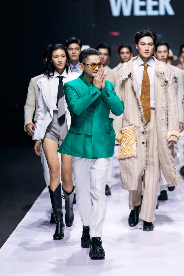 Dấu ấn từ các thương hiệu quốc tế trên sàn diễn thời trang Việt - Ảnh 1.