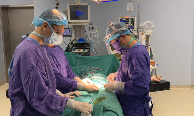Các bác sĩ phẫu thuật cho bệnh nhân mắc dị tật vùng sinh dục. Ảnh: Bệnh viện cung cấp