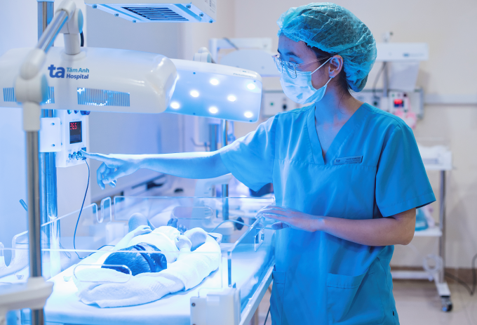 Trẻ sơ sinh bị vàng da điều trị tại khoa Sơ sinh, Bệnh viện Đa khoa Tâm Anh Hà Nội. Ảnh: Bùi Việt