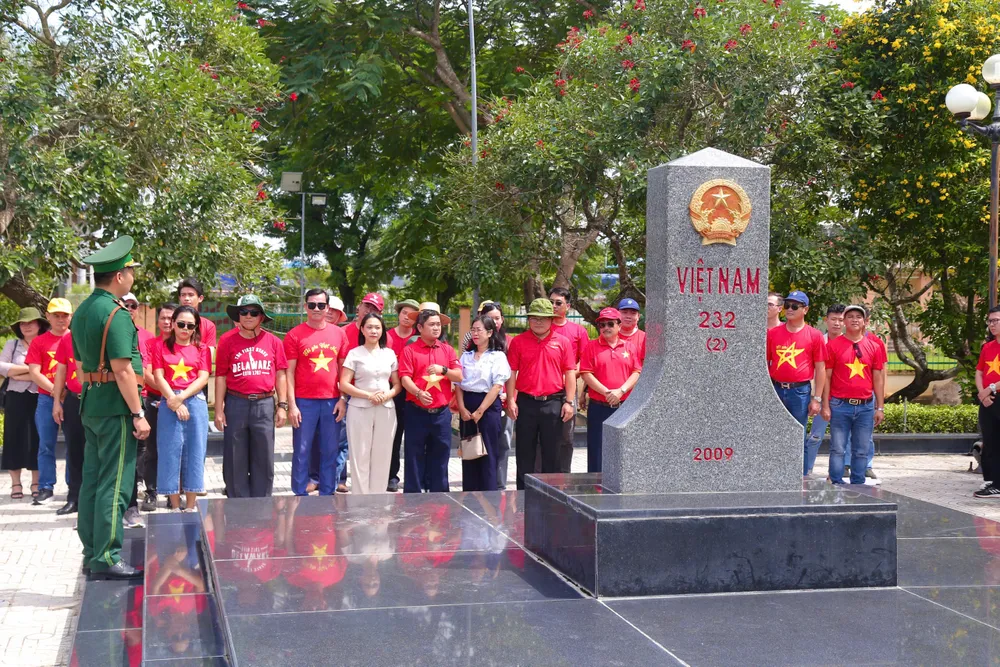 Du khách tham quan và nghe các chiến sĩ biên phòng giới thiệu về các cột mốc 232 thiêng liêng tại Đồng Tháp. Ảnh: TT.