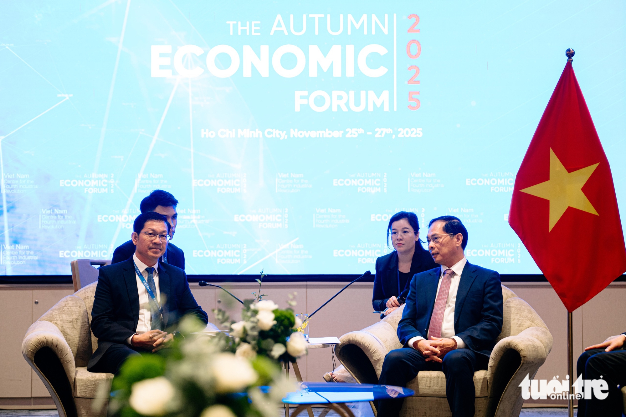 Đề nghị Lào hỗ trợ các doanh nghiệp viễn thông lớn của Việt Nam - Ảnh 1.