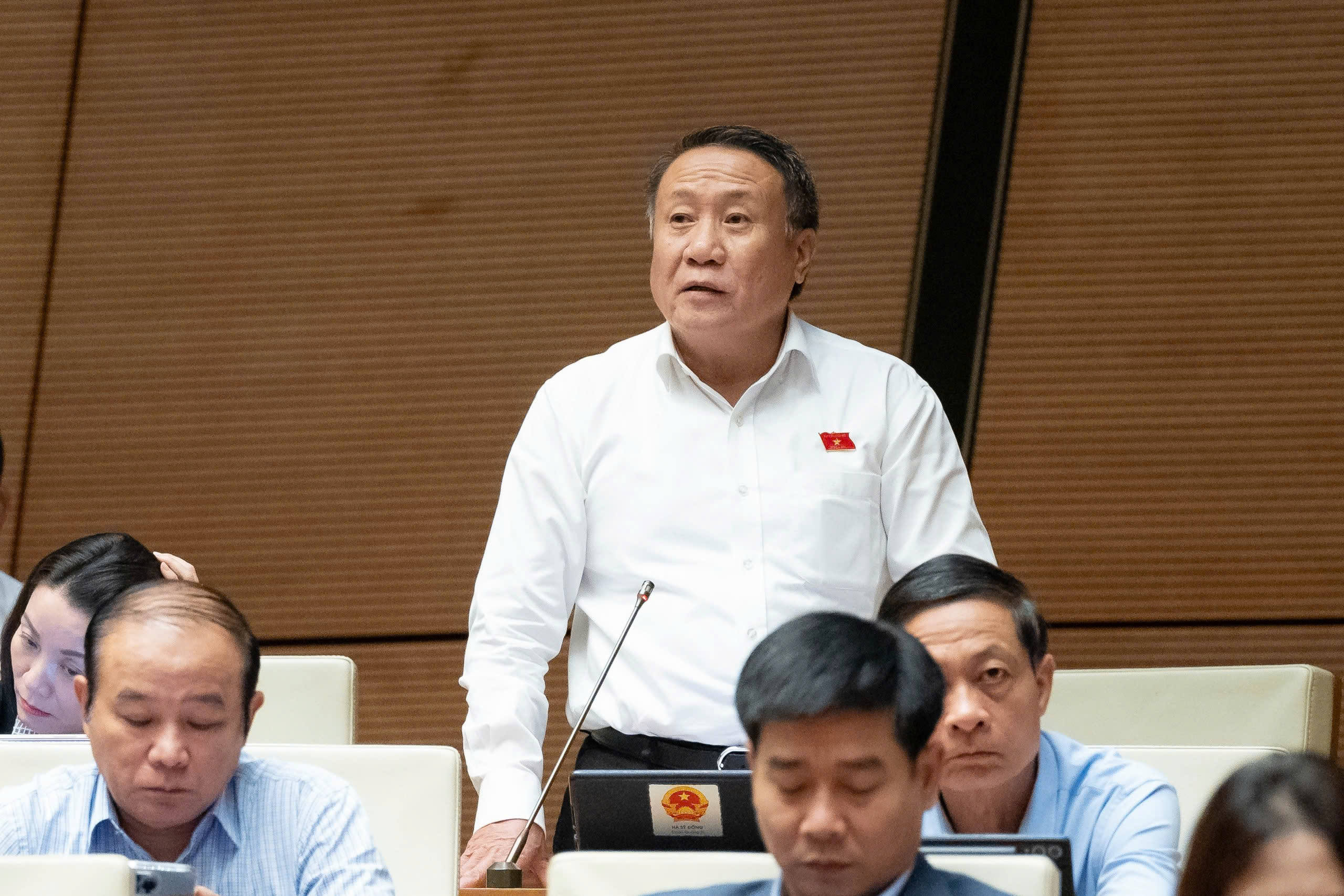 Đại biểu Quốc hội đề nghị 'miễn' lắp ghế trẻ em với taxi, xe công nghệ - Ảnh 1.