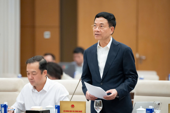 Bộ trưởng Khoa học và Công nghệ Nguyễn Mạnh Hùng trình Ủy ban Thường vụ Quốc hội dự án Luật Trí tuệ nhân tạo. Ảnh: Hoàng Phong