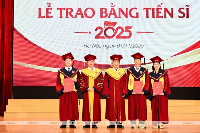Lễ trao bằng thạc sĩ, tiến sĩ hôm 1/11 của Đại học Bách khoa Hà Nội. Ảnh: Duy Thành