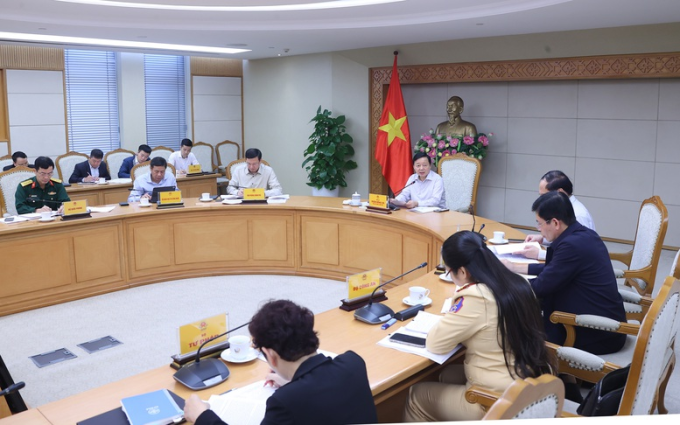 Phó thủ tướng Trần Hồng Hà chủ trì cuộc họp về lộ trình áp dụng quy chuẩn khí thải ôtô. Ảnh: VGP