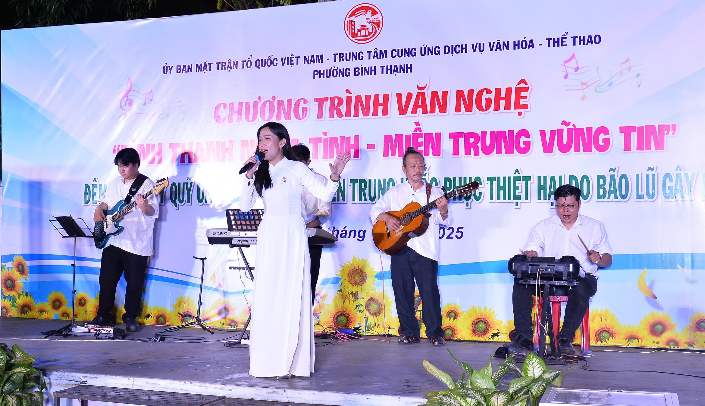 Đêm nhạc “Bình Thạnh nghĩa tình” quyên góp hơn 600 triệu đồng ủng hộ miền Trung - Ảnh 1.