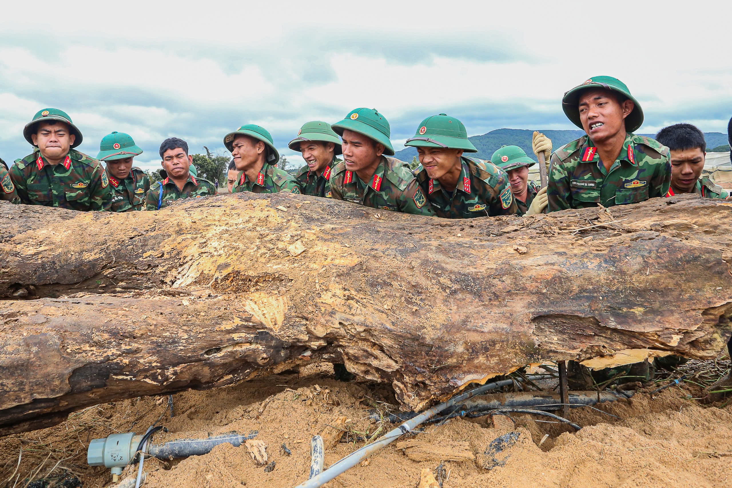 Đèo Khánh Lê chưa thể thông xe, nguy cơ sạt lở bất cứ lúc nào - Ảnh 3.