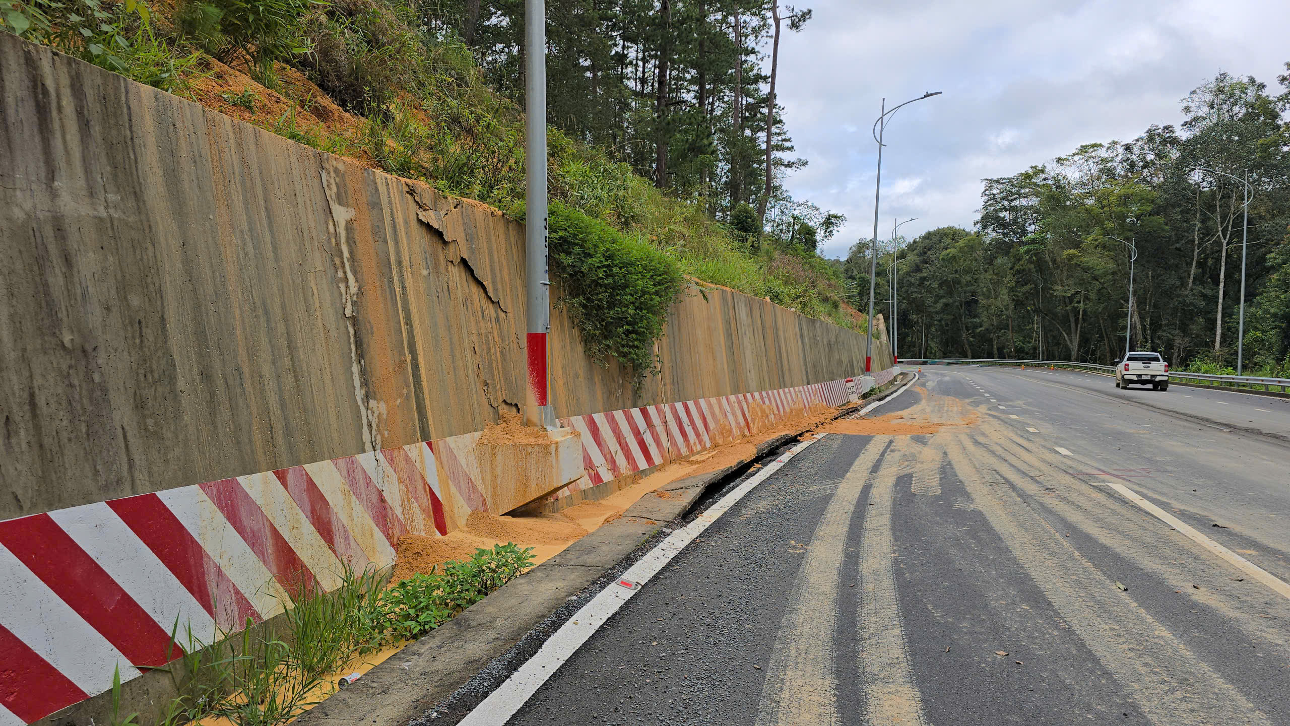 Đèo Prenn Đà Lạt sau hơn 1 năm nâng cấp bị sụt lún nghiêm trọng- Ảnh 1.