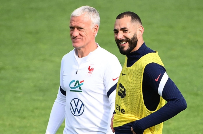 HLV Didier Deschamps (trái) và Karim Benzema trong một buổi tập của tuyển Pháp tại Clairefontaine trước thềm Euro 2020. Ảnh: AS