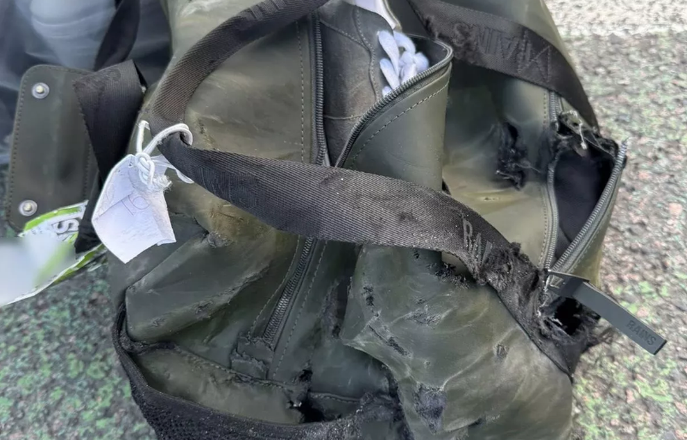 Đi hãng hàng không giá rẻ, khách bức xúc nhận về túi hành lý bị rách bươm - 1