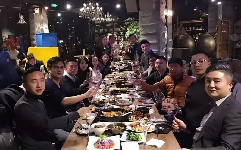 Đi họp lớp, ai cũng khoe thu nhập tiền tỷ, người bạn nghèo nhất nói một câu khiến tất cả câm nín- Ảnh 1.