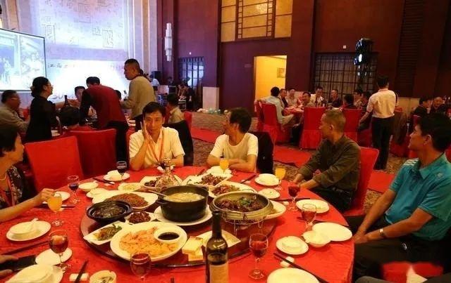 Đi họp lớp, người bạn là giám đốc xin đồ ăn thừa gói mang về, ngày hôm sau sự thật được tiết lộ khiến tất cả hổ thẹn- Ảnh 1.