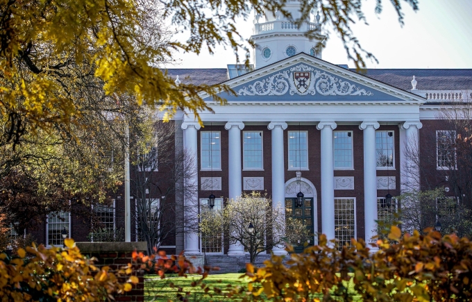 Một tòa nhà trong khuôn viên Đại học Harvard, Mỹ. Ảnh: Harvard Business School Fanpage