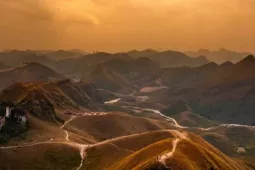 Hạ Lang mùa thu hút du khách bởi sắc vàng cỏ cháy rực rỡ