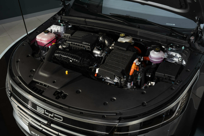 Động cơ DM-i Super Hybrid kết hợp giữa động cơ xăng và motor điện, cho phép sạc ngoài. Ảnh: BYD