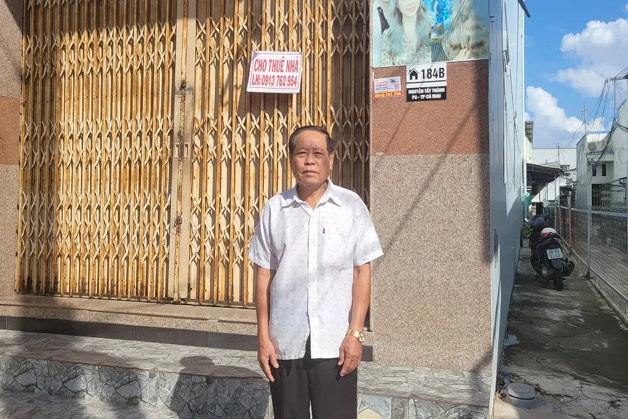 Ông Vinh trước căn nhà hơn 10 năm nhưng chưa làm được sổ hồng. Ảnh: TRẦN VŨ Nguyên chánh thanh tra sở Nội vụ Cà Mau 1.jpg