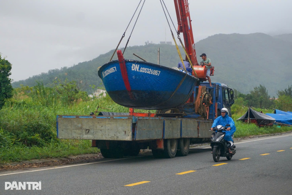 Diễn biến mưa gió tại miền Trung trước giờ bão Kalmaegi đổ bộ - 1