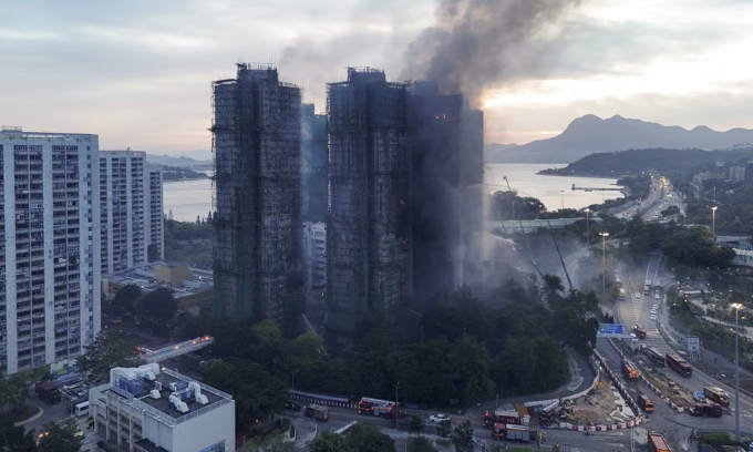 Khói đen bốc lên tại cụm chung cư Wang Fuk Court, Hong Kong, sáng 27/11. Ảnh: Reuters