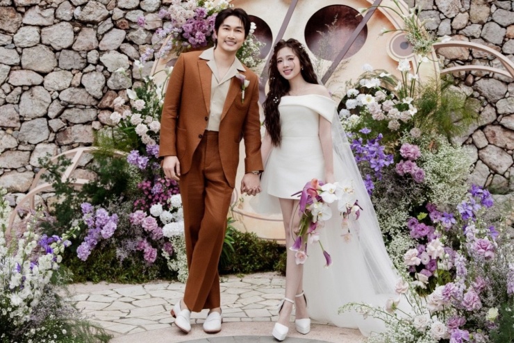 Sau khi đăng ký kết hôn và tổ chức đám hỏi theo nghi thức truyền thống, Ngọc Huyền và Đình Tú tổ chức tiệc cưới vào chiều tối 6/11 tại không gian ngoài trời trong một khách sạn hạng sang ở Hà Nội.