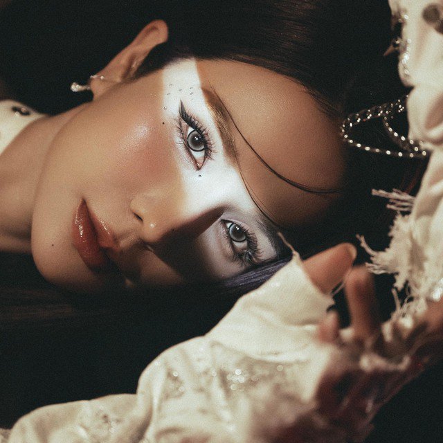 Diệp Lâm Anh hiện tại là mẹ đơn thân sau khi ly hôn chồng thiếu gia. Cô ngày càng xinh đẹp và nổi tiếng hơn trong lòng khán giả. Người đẹp tích cực tham gia các hoạt động nghệ thuật và "thăng hạng" về nhan sắc.